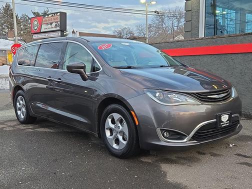 Granite Crystal Metallic Clearcoat 2017 Chrysler Pacifica Hybrid Touring Plus