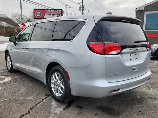 2022 Chrysler Voyager LX