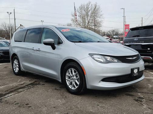 2022 Chrysler Voyager LX