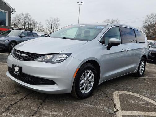 2022 Chrysler Voyager LX