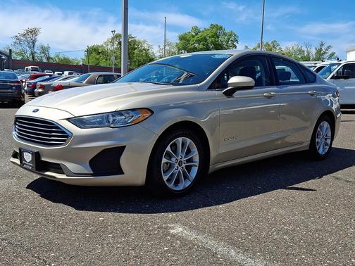 White Gold Metallic 2019 Ford Fusion Hybrid SE