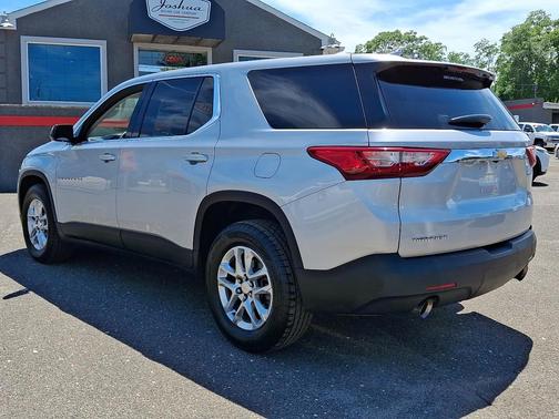 Silver Ice Metallic 2019 Chevrolet Traverse LS