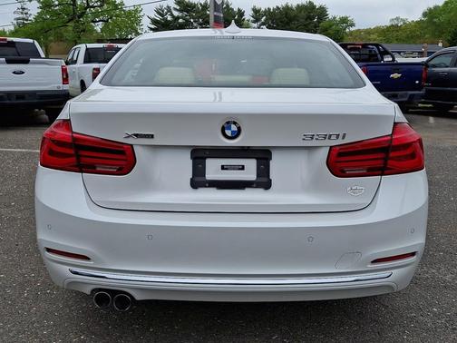 Alpine White 2018 BMW 330 xDrive