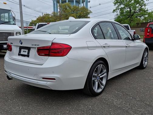 Alpine White 2018 BMW 330 xDrive