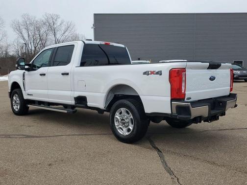 Oxford White 2025 Ford F-250 XLT