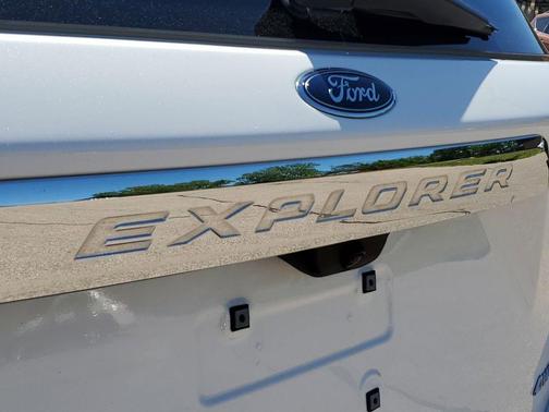 Star White 2024 Ford Explorer Limited