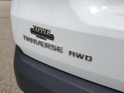 Summit White 2022 Chevrolet Traverse LT Cloth