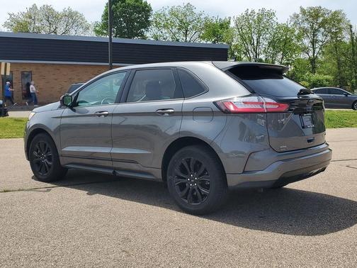 Carbonized Gray Metallic 2024 Ford Edge SE