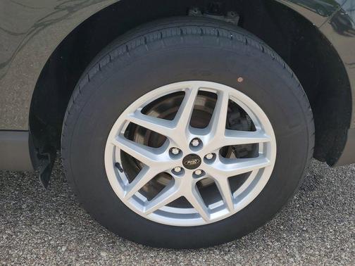 Green 2024 Ford Edge SEL