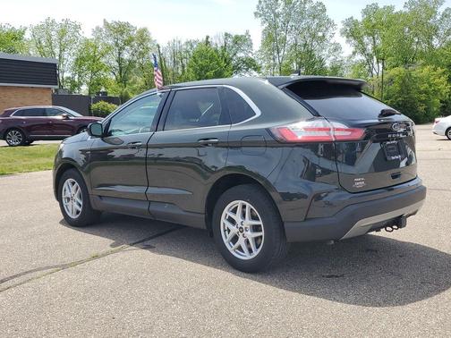 Green 2024 Ford Edge SEL
