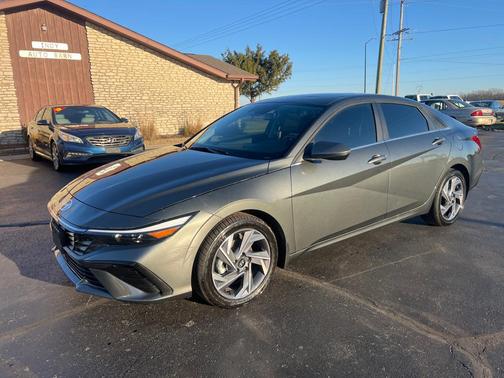 2025 Hyundai ELANTRA SEL