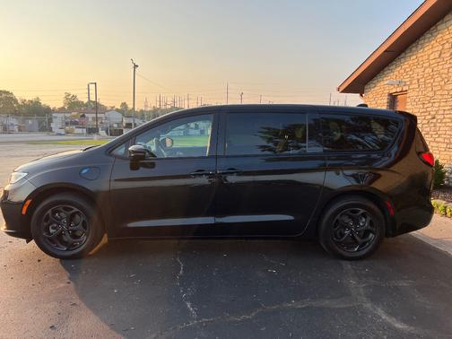 2022 Chrysler Pacifica Hybrid Touring L
