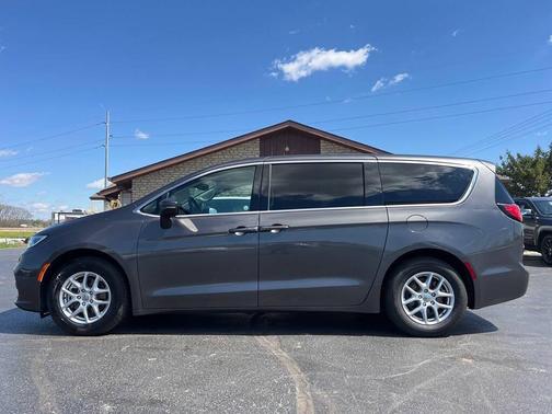 Granite Crystal Metallic Clearcoat 2023 Chrysler Pacifica Touring L