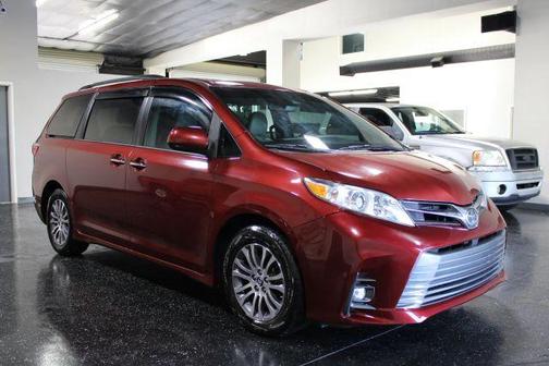 Burgundy 2018 Toyota Sienna XLE