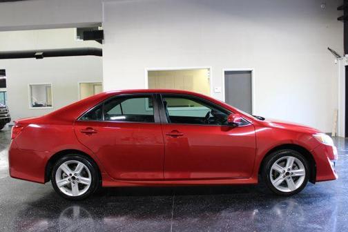Red 2014 Toyota Camry SE