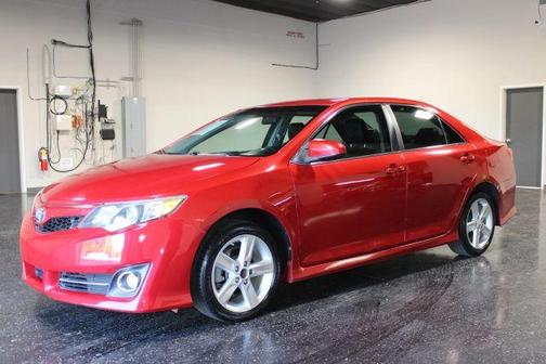 Red 2014 Toyota Camry SE