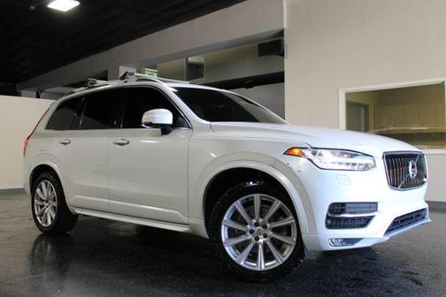 White 2017 Volvo XC90 T6 Momentum