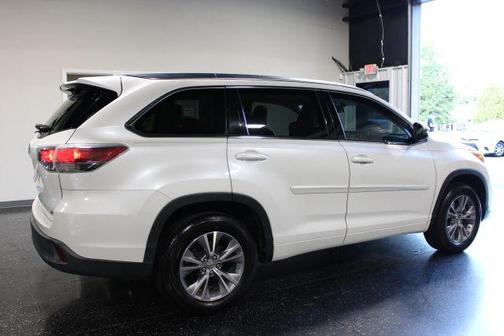 White 2015 Toyota Highlander XLE