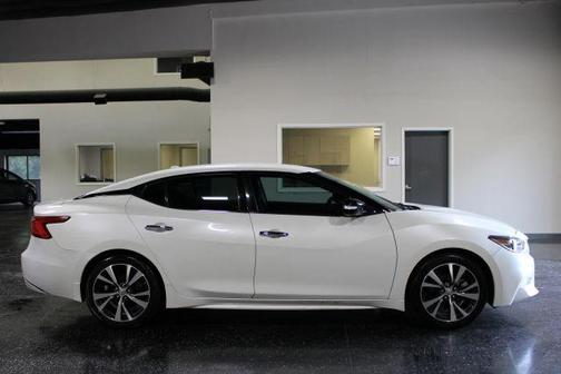 White 2017 Nissan Maxima 3.5 SV