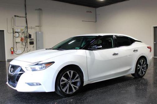White 2017 Nissan Maxima 3.5 SV