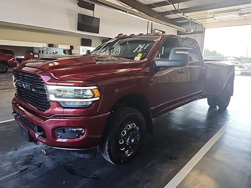 2024 RAM 3500 Laramie Crew Cab 4x4 8' Box