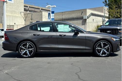 2024 Volvo S60 B5 Plus Dark Theme