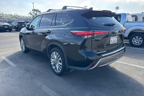 Midnight Black Metallic 2023 Toyota Highlander Platinum