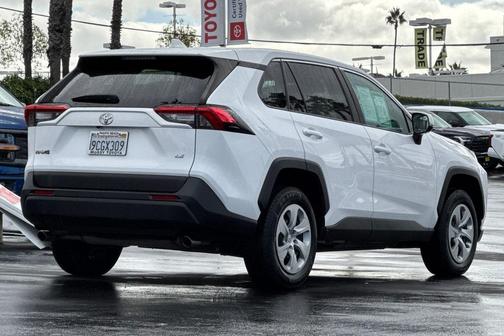 2022 Toyota RAV4 LE