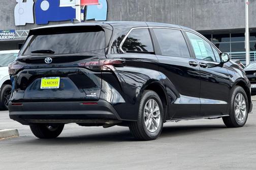 2024 Toyota Sienna LE