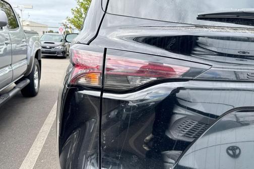 2024 Toyota Sienna LE