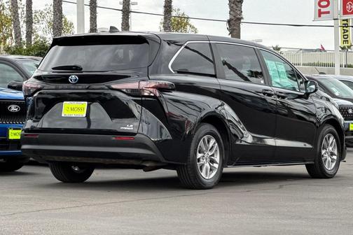 2024 Toyota Sienna LE