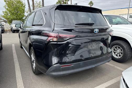2024 Toyota Sienna LE