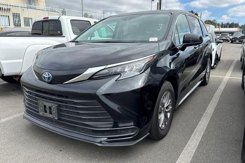 2024 Toyota Sienna LE