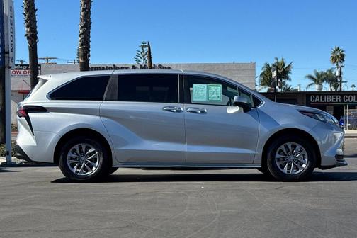 2024 Toyota Sienna LE