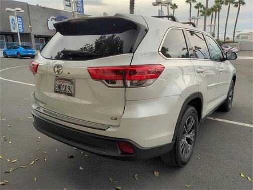 Photo 5 of 32 of 2019 Toyota Highlander LE