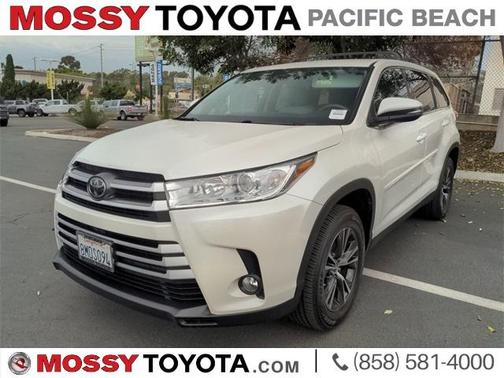 Photo 1 of 32 of 2019 Toyota Highlander LE