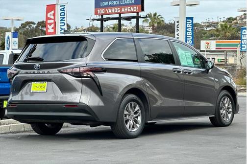 2023 Toyota Sienna LE