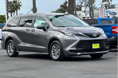 2023 Toyota Sienna LE