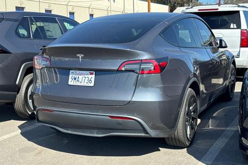 2021 Tesla Model Y Standard Range Rear-Wheel Drive
