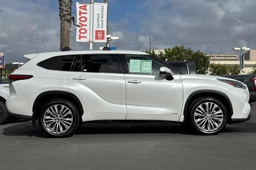 2022 Toyota Highlander Hybrid Platinum