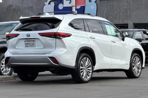 2022 Toyota Highlander Hybrid Platinum