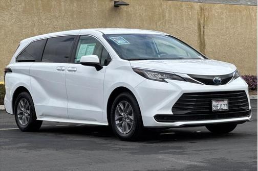 2023 Toyota Sienna LE