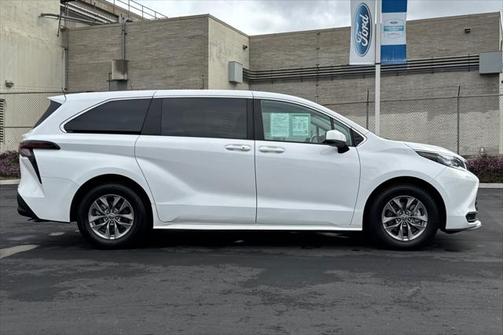 2023 Toyota Sienna LE