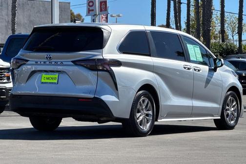 2023 Toyota Sienna LE