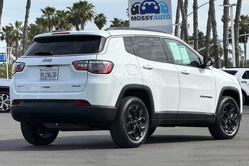Bright White Clearcoat 2024 Jeep Compass Latitude
