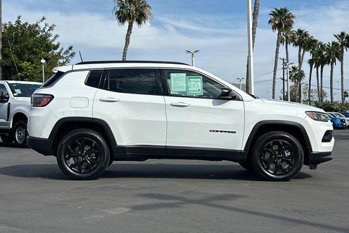 Bright White Clearcoat 2024 Jeep Compass Latitude
