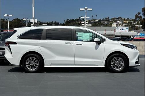 2025 Toyota Sienna LE