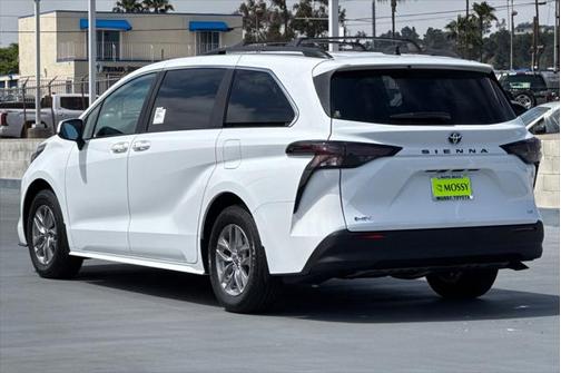 2025 Toyota Sienna LE