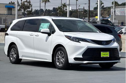 2025 Toyota Sienna LE