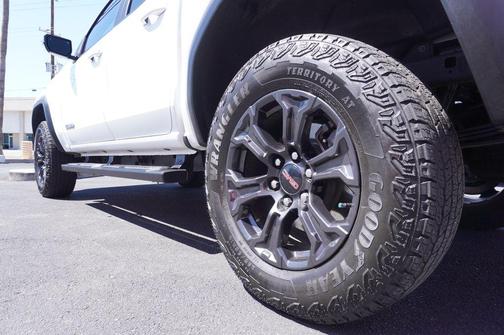 Summit White 2024 GMC Canyon Elevation